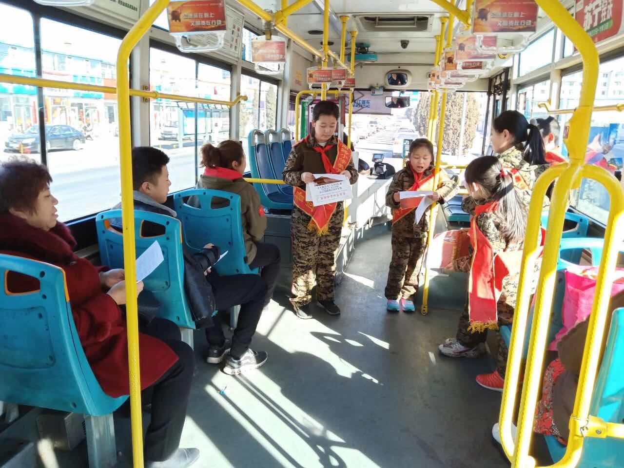南三小同学们在公交车上向乘客宣讲雷锋故事